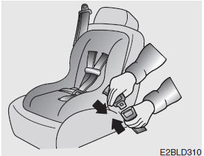 Montaje de un sistema de sujeción infantil con cinturón de seguridad abdominal / de bandolera